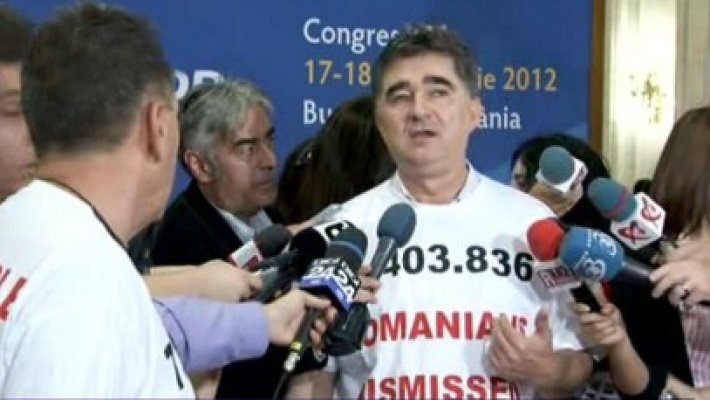 Ghişe, la Congresul PPE, cu un tricou pe care scrie 
